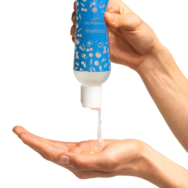baseks Stimulating Gel 250 ml Produktbilde med hånd 51