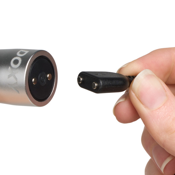 Doxy Bulletvibrator i Sølv Produktbilde med hånd 52