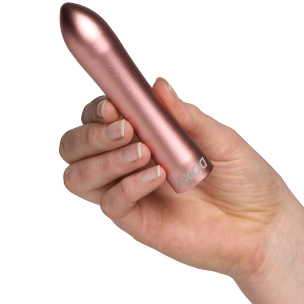 Doxy Rose Gold Bulletvibrator Produktbilde med hånd 51