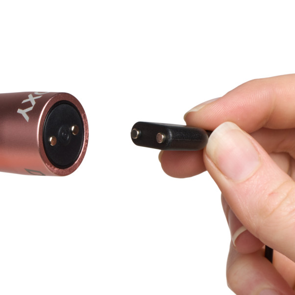 Doxy Rose Gold Bulletvibrator Produktbilde med hånd 52