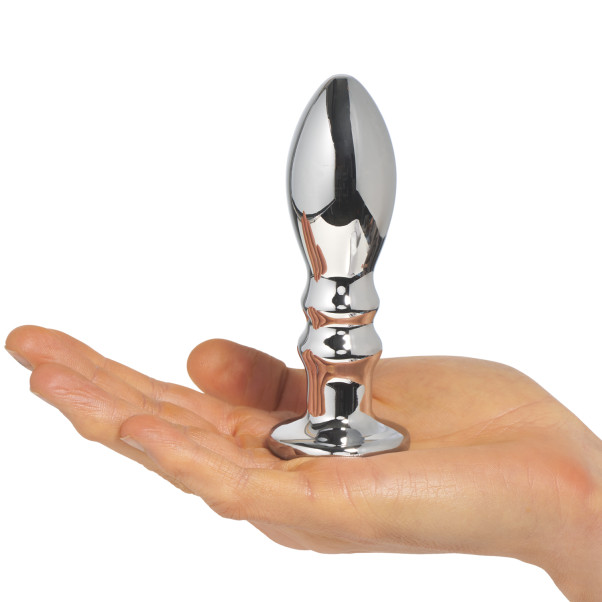 Sinful Rumble Groove Vibrerende Analplugg Produktbilde med hånd 50