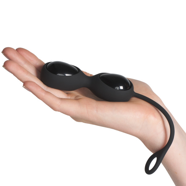 Le Wand Yoni Obsidian Doble Kegelkuler Produktbilde med hånd 50