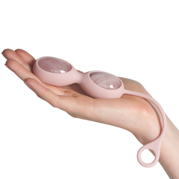 Le Wand Yoni Rose Quartz Double Kegelkuler Produktbilde med hånd 50