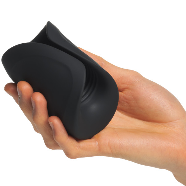 Sinful Sonic Pulse Penisvibrator Produktbilde med hånd 50