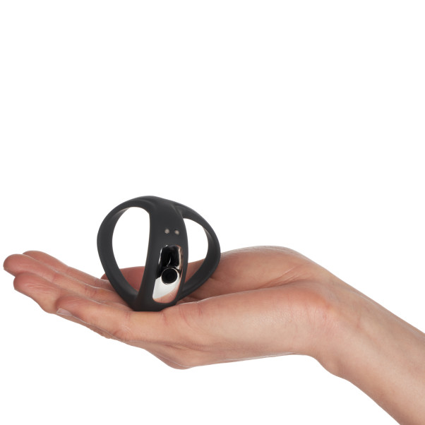 Sinful Triple Function Oppladbar Vibrerende Penisring Produktbilde med hånd 50