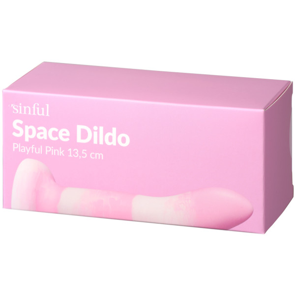 Sinful Space Playful Pink Dildo 13,5 cm Emballasjebilde 90