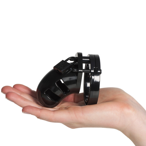 Mancage 13 Justerbart Kyskhetsbur Produktbilde med hånd 50