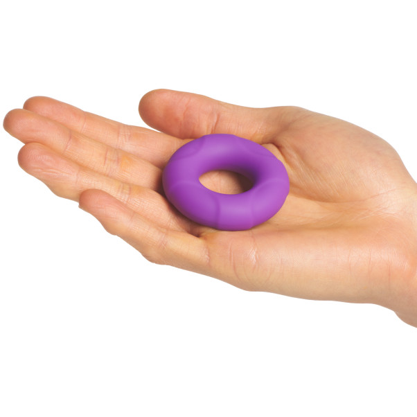 Tantus Buoy Medium C-penisring Produktbilde med hånd 50
