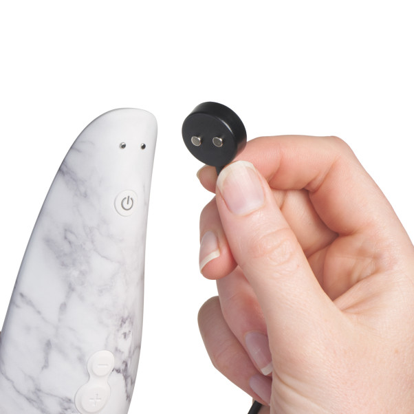 Womanizer Marilyn Monroe Special Edition Klitorisstimulator Produktbilde med hånd 51