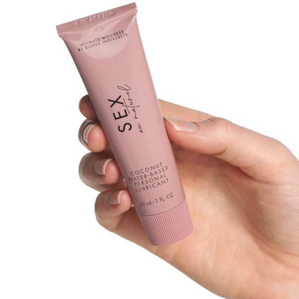 Sex Au Naturel Kokosnøtt Vannbasert Glidemiddel 30 ml Produktbilde med hånd 50