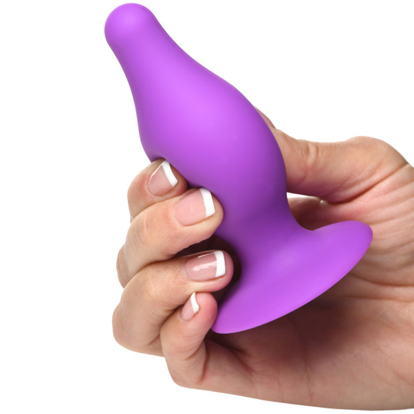 Squeeze-It Squeezable Medium Analplugg Produktbilde med hånd 5
