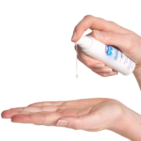 Skins Natural Delay Vannbasert Serum 30 ml Produktbilde med hånd 52