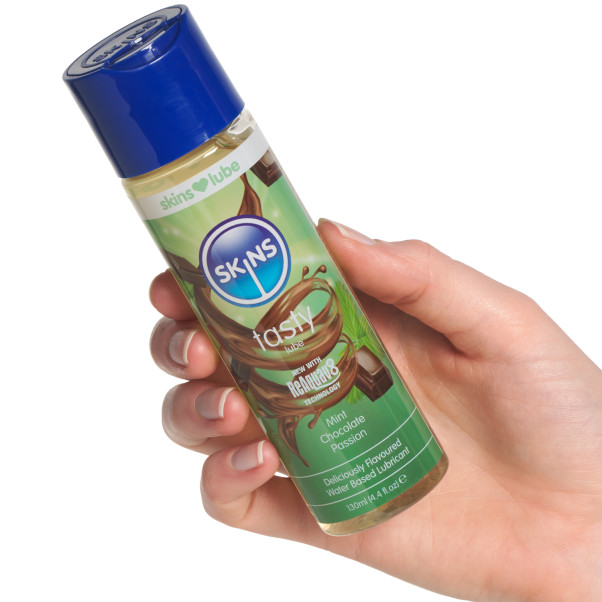 Skins Mint Chocolate Passion Vannbasert glidemiddel 130 ml Produktbilde med hånd 50