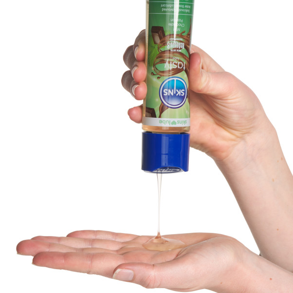 Skins Mint Chocolate Passion Vannbasert glidemiddel 130 ml Produktbilde med hånd 51