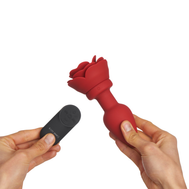 Booty Sparks Large Rose Vibrerende Butt Plug Produktbilde med hånd 51