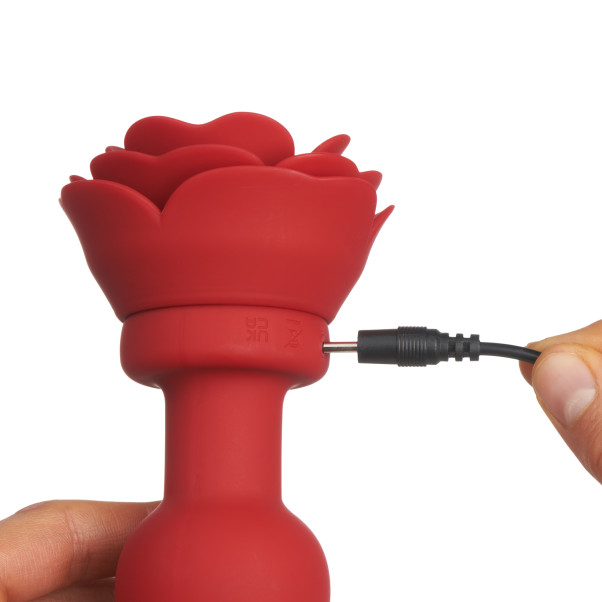 Booty Sparks Large Rose Vibrerende Butt Plug Produktbilde med hånd 52