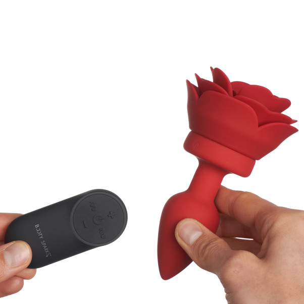 Booty Sparks Small Rose Vibrerende Analplugg Produktbilde med hånd 51