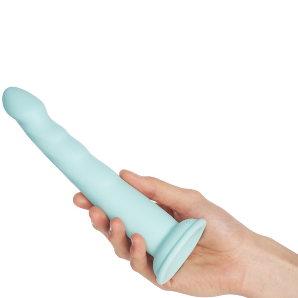 Dillio Platinum Slim Seven Teal Dildo med sugekopp 21 cm Produktbilde med hånd 50