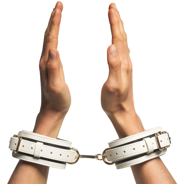 Master Series Kink In The Dark Glowing Bondagesett Produktbilde med hånd 51