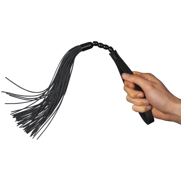 Sex & Mischief Noir Whip Falsk Skinn Flogger 45,5 cm Produktbilde med hånd 50