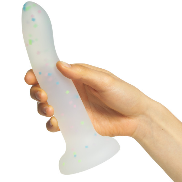 Sinful Confetti Dildo Stor 20 cm Produktbilde med hånd 50