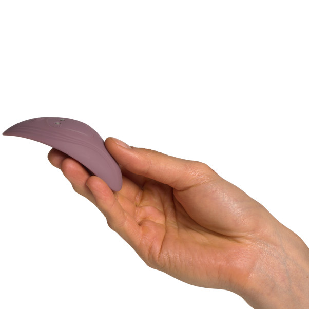 Amaysin Slim Panty Vibrator Oppladbar med Fjernkontroll Produktbilde med hånd 50