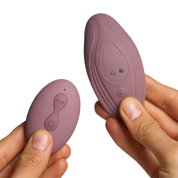 Amaysin Slim Panty Vibrator Oppladbar med Fjernkontroll Produktbilde med hånd 51