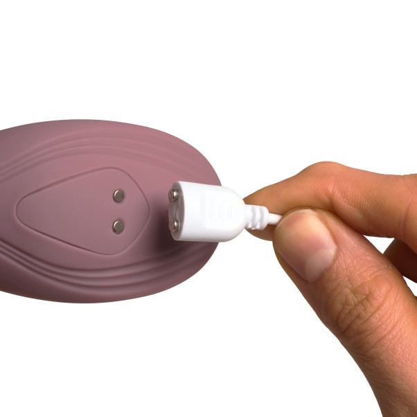 Amaysin Slim Panty Vibrator Oppladbar med Fjernkontroll Produktbilde med hånd 52