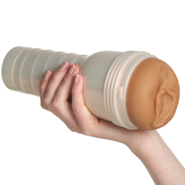 Fleshlight Girls Eliza Ibarra Vagina Produktbilde med hånd 50