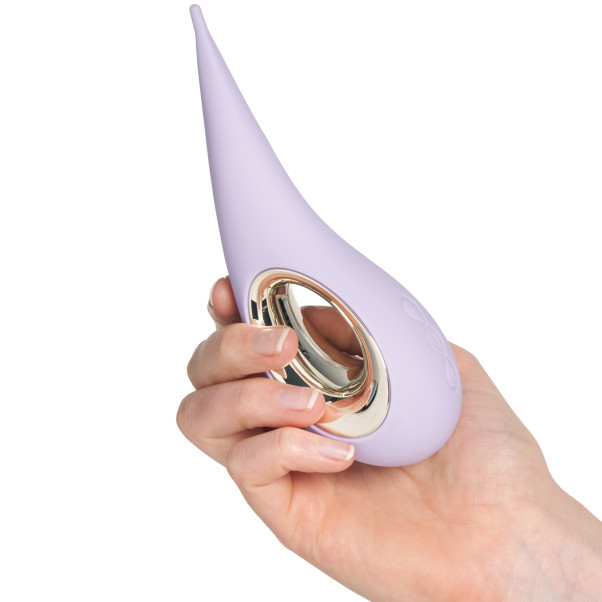 LELO Dot Clitoral Pinpoint Vibrator Produktbilde med hånd 51
