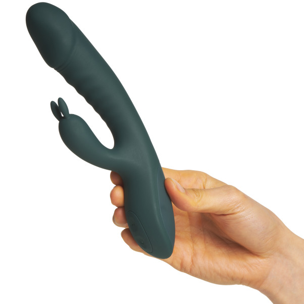 Amaysin Ribbed Rabbitvibrator Produktbilde med hånd 50