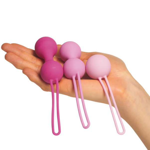 Sinful Ultimate Kegel Treningssett Rosa Produktbilde med hånd 51