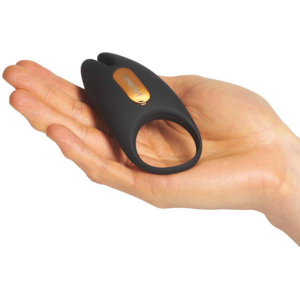 Svakom Winni 2 Fjernstyrt Penisring Produktbilde med hånd 50