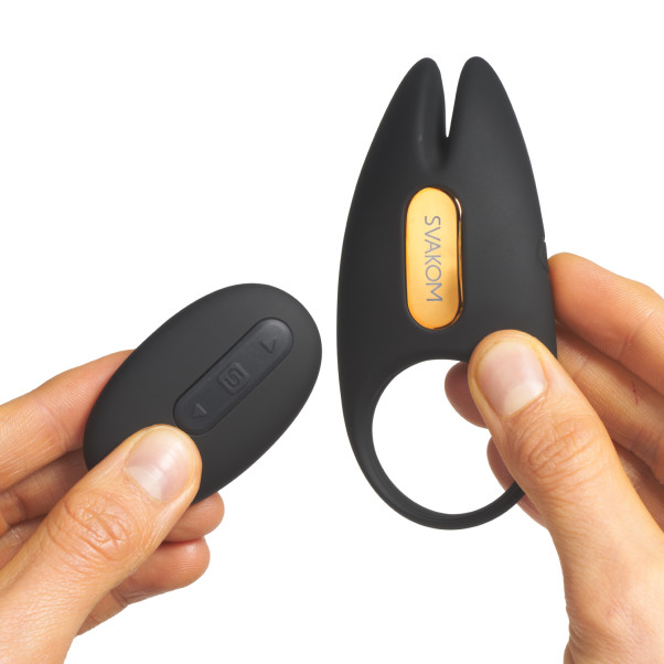 Svakom Winni 2 Fjernstyrt Penisring Produktbilde med hånd 51