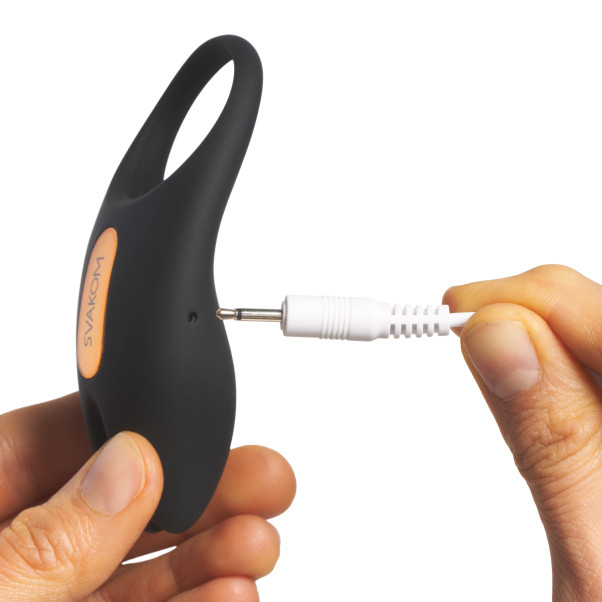 Svakom Winni 2 Fjernstyrt Penisring Produktbilde med hånd 52