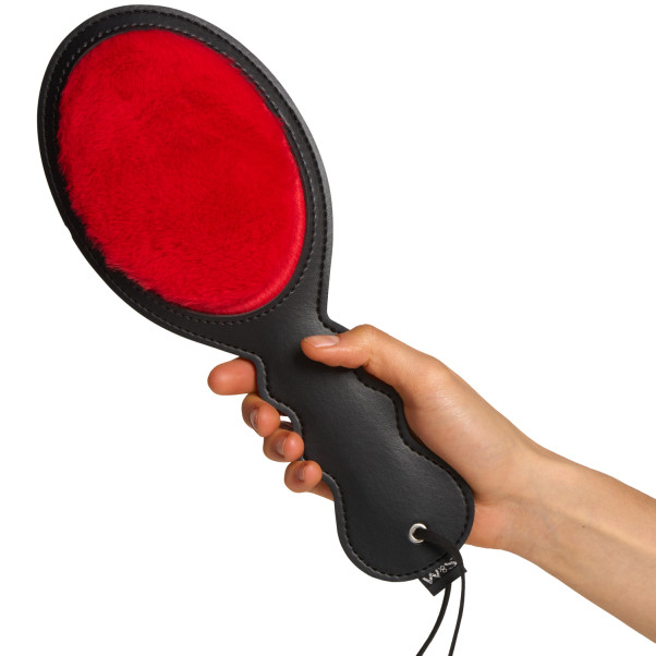 Sex & Mischief Amor Paddle Produktbilde med hånd 50