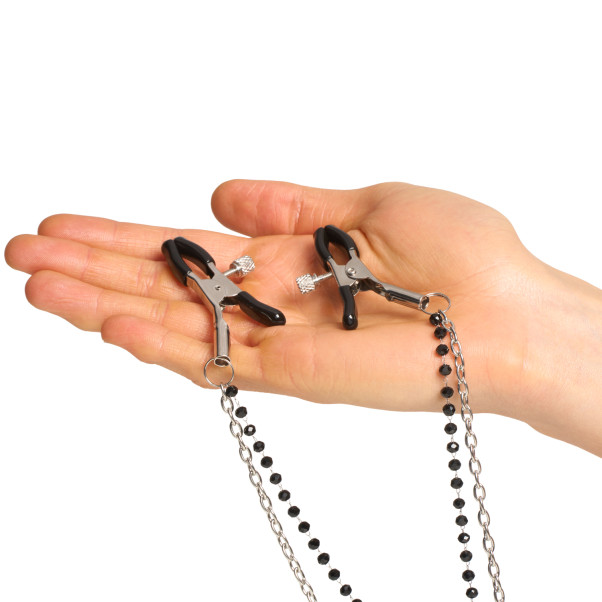 Sex & Mischief Amor Halsbånd med Brystklemmer Produktbilde med hånd 50