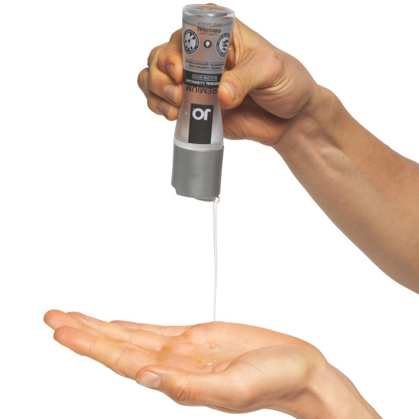 System JO Premium Silikonglidemiddel 60 ml Produktbilde med hånd 51