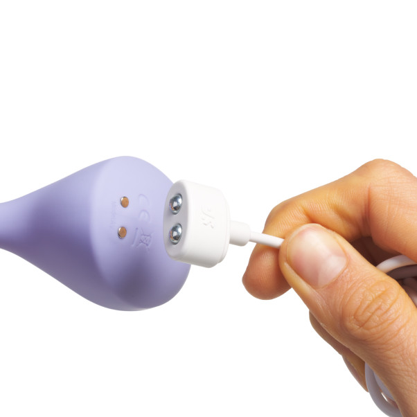 Satisfyer Sweet Seal Vibrating Analplugg Produktbilde med hånd 51