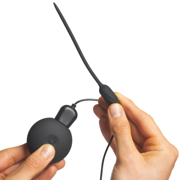 Ouch! Vibrating Urethral Sound Plug med fjernkontroll Produktbilde med hånd 51