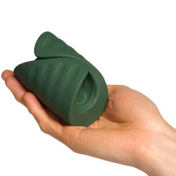 Sinful Power Grip Oppladbar Penisvibrator Produktbilde med hånd 50