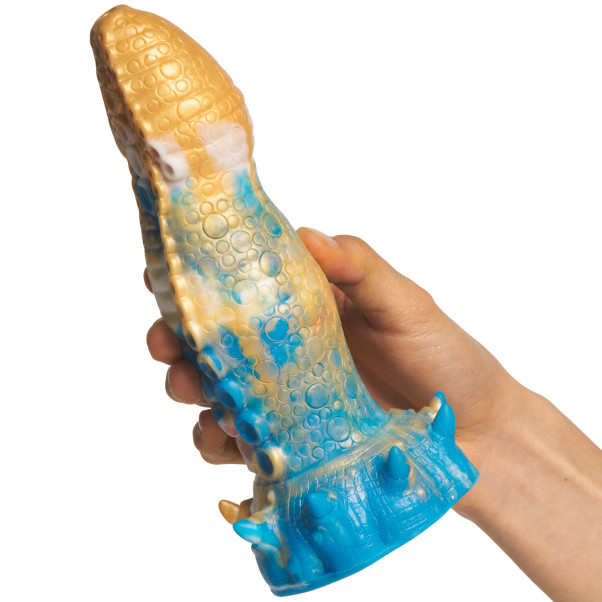 Fantasy Tentacle Dragon Dildo i Silikon med sugekopp 21,5 cm Produktbilde med hånd 50