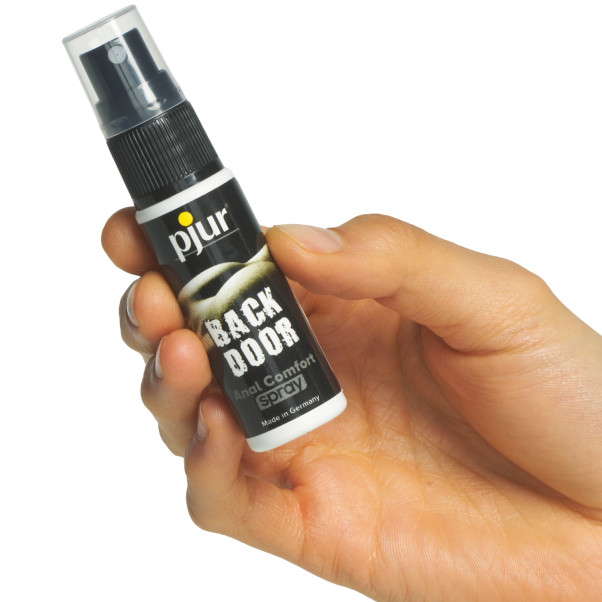 Pjur Back Door Anal Comfort Avslappende Spray 20 ml Produktbilde med hånd 50