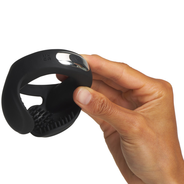 MR.MEMBR Dual Motor Vibrerende Penis- og Testikkelring Produktbilde med hånd 50