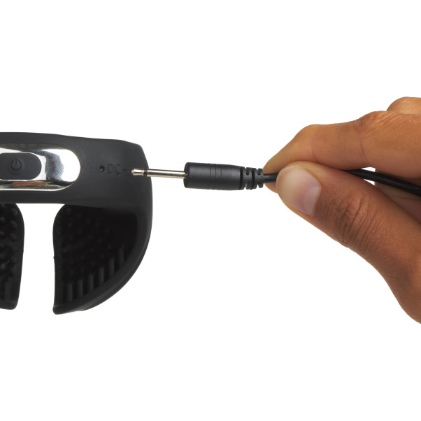 MR.MEMBR Dual Motor Vibrerende Penis- og Testikkelring Produktbilde med hånd 51