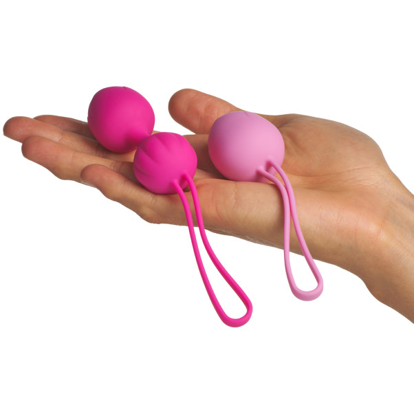 Sinful La Donna Vaginakuler Treningssett Produktbilde med hånd 50