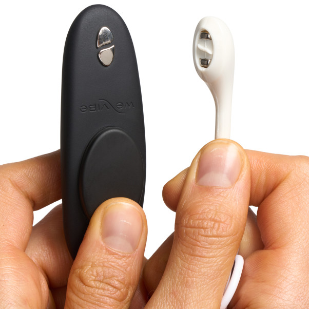 We-Vibe Moxie+ Trusevibrator med Fjernkontroll Produktbilde med hånd 52