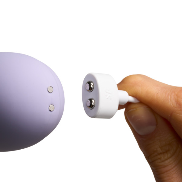 Satisfyer Pro 2 Generation 3 Lilla Liquid Air Appstyrt Klitorisstimulator Produktbilde med hånd 51