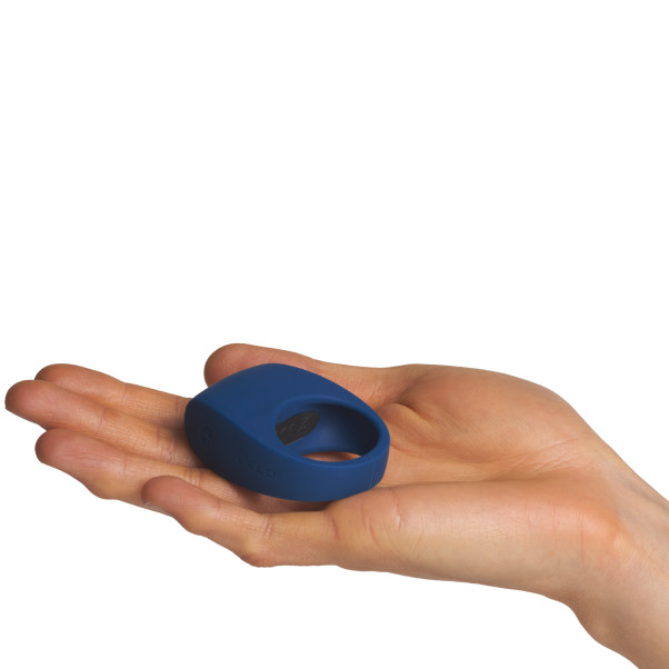 LELO Tor 3 Vibrerende Penisring til Par Produktbilde med hånd 50