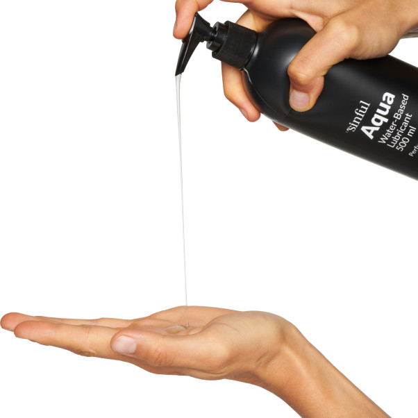 Sinful Aqua Vannbasert Glidemiddel 500 ml Produktbilde med hånd 51